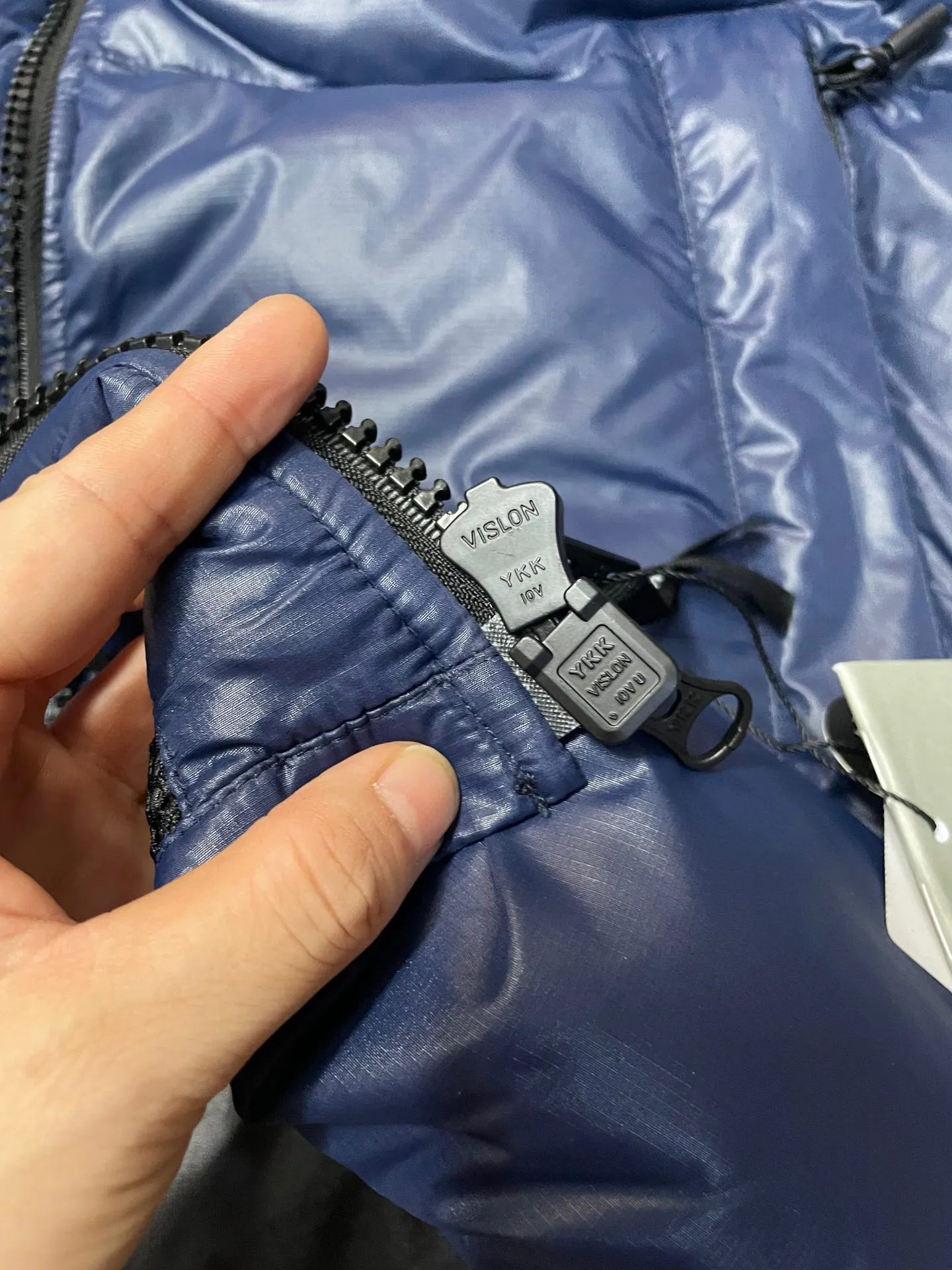 P780 Blue Red Label Top Version 𝘾𝘼𝙉𝘼𝘿𝘼 𝙂𝙊𝙊𝙎𝙀/Canada Goose 2023 Limited New Crofton Puff Down Jacket Pure Guangzhou Inspection 95 White Duck Down Filling‼  Top version, ceiling level‼ Crofton soft bread, the latest style in 2023, has a cold protection effect of up to level 4. It is made of recycled Feather-Light tear-resistant fabric. It is ultra-light and has no weight on the upper body at all! The unique black label highlights your temperament‼  Canada Goose, a Canadian brand, has always been recognized as the warmest down jacket. Various Instagram celebrities, Internet celebrities, and celebrities often wear it for street photos. I do Canada Goose every year, but I still can’t get rid of my love for geese. No matter how cold the winter is, there is no need to be afraid, because there are geese! Filled with 80% white duck down, Canada Goose is the legendary warmest down jacket and is known as a must-have for Arctic outdoor sports! The most popular down jacket in the world, celebrities are rushing to buy it, it is a must-have! Same style for men and women Size: S-XXL